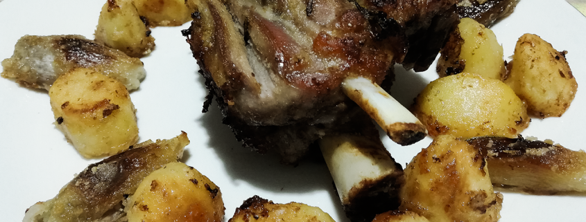 Stinco di maiale al forno con patate