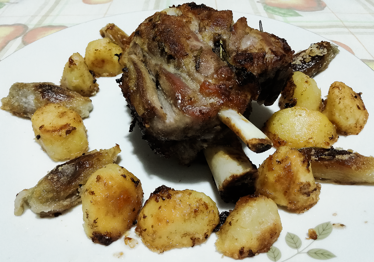 Stinco di maiale al forno con patate