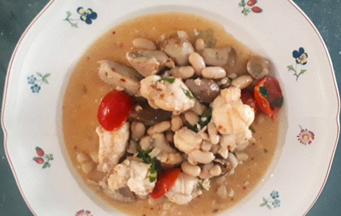Coda di rospo con porcini, pomodorini e fagioli cannellini