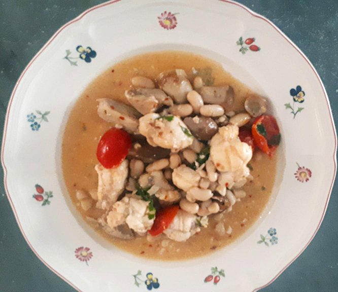 Coda di rospo con porcini, pomodorini e fagioli cannellini