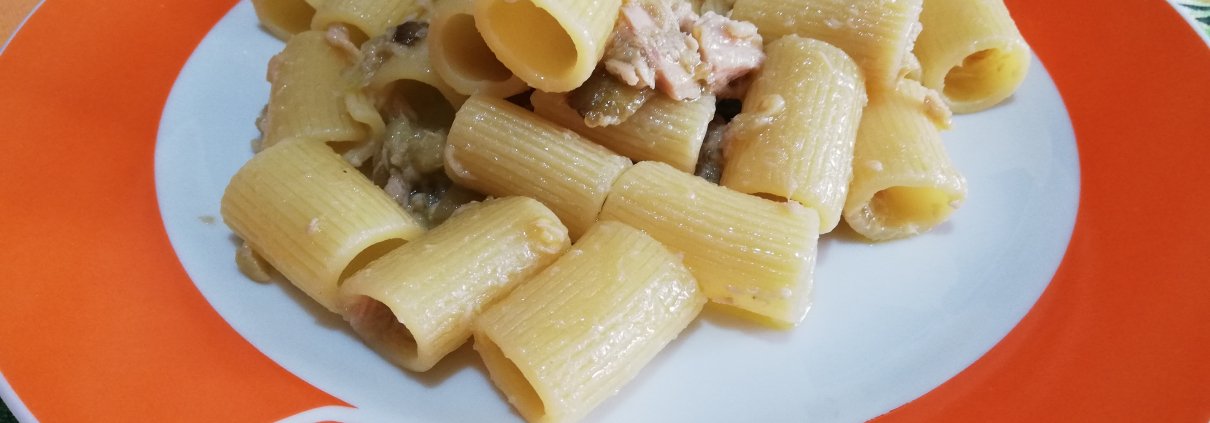 Mezze maniche alle melanzane e tonno