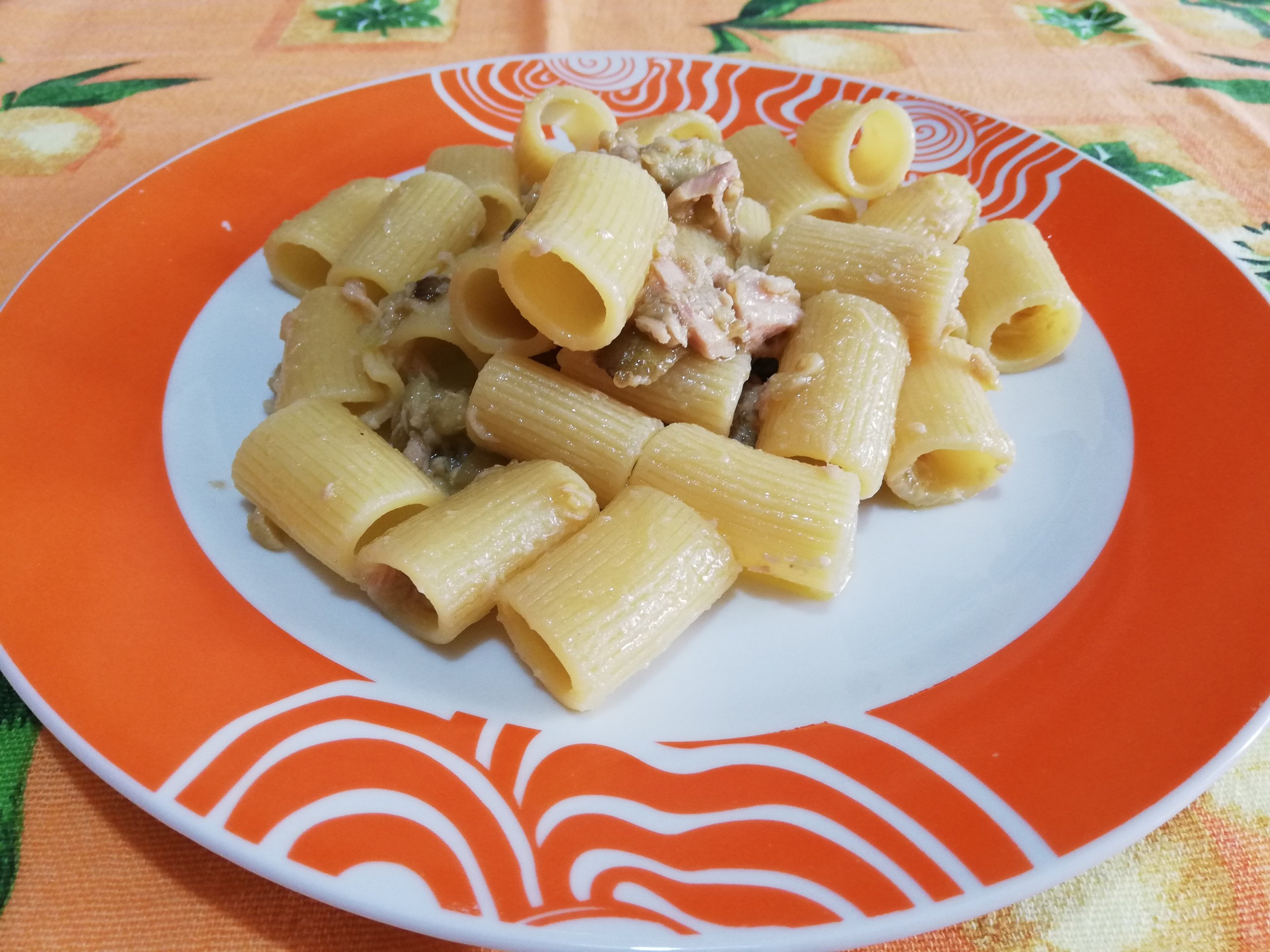 Mezze maniche alle melanzane e tonno